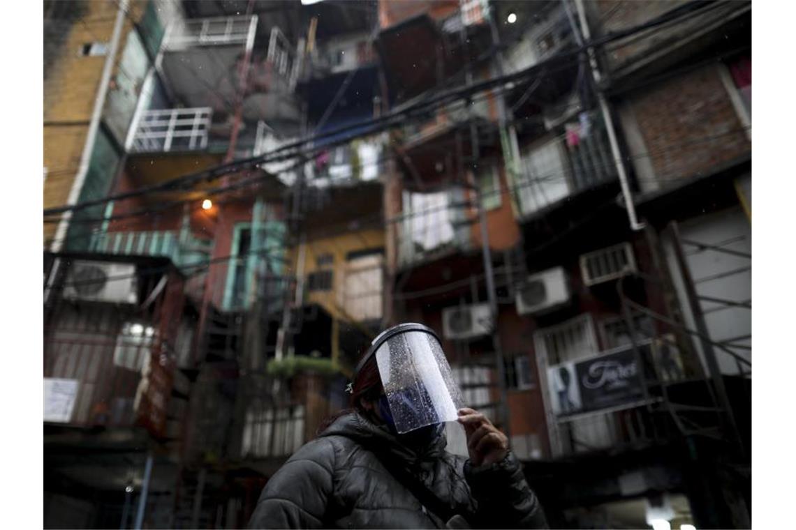 Corona in Lateinamerika: Der neue Krisenherd Eine Frau geht mit Gesichtsschutz durch Argentiniens Hauptstadt Buenos Aires. Foto: Natacha Pisarenko/AP/dpa