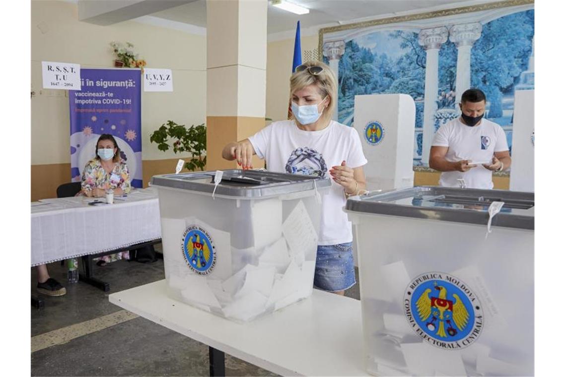 Eine Frau gibt ihre Stimme bei der Parlamentswahl in der Ex-Sowjetrepublik Moldau ab. Foto: Aurel Obreja/AP/dpa