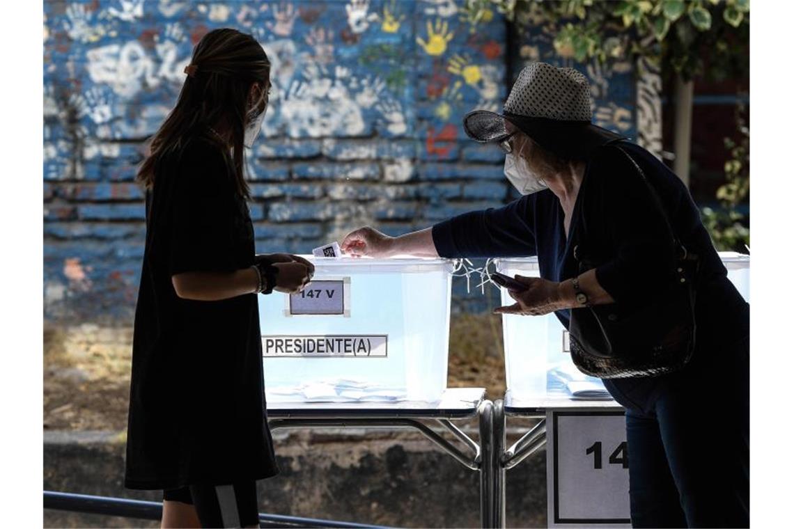 Eine Frau gibt ihre Stimme in einem Wahllokal in Santiago, Chile, ab. Foto: Jorge Villegas/XinHua/dpa