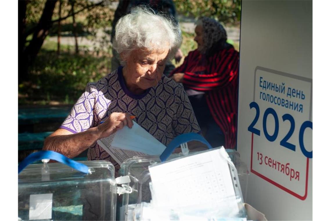 Eine Frau gibt ihre Stimme in einem Wahllokal in Tambow ab. 2020 werden in Russland drei Tage lang (vom 11. bis 13. September) Wahlen abgehalten. Foto: Lev Vlasov/SOPA Images via ZUMA Wire/dpa