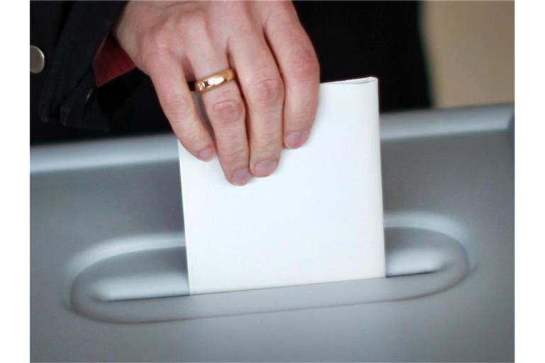 Eine Frau gibt in einem Wahllokal ihre Stimme ab. Foto: Fredrik von Erichsen/dpa