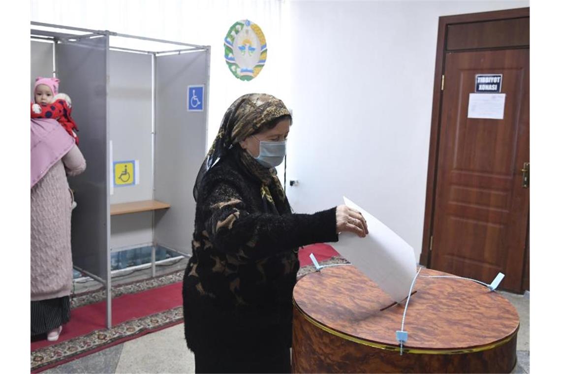 Wahl in Usbekistan: Endergebnis und OSZE-Urteil erwartet Eine Frau gibt in einem Wahllokal in Taschkent ihre Stimme ab. Foto: Uncredited/AP/dpa
