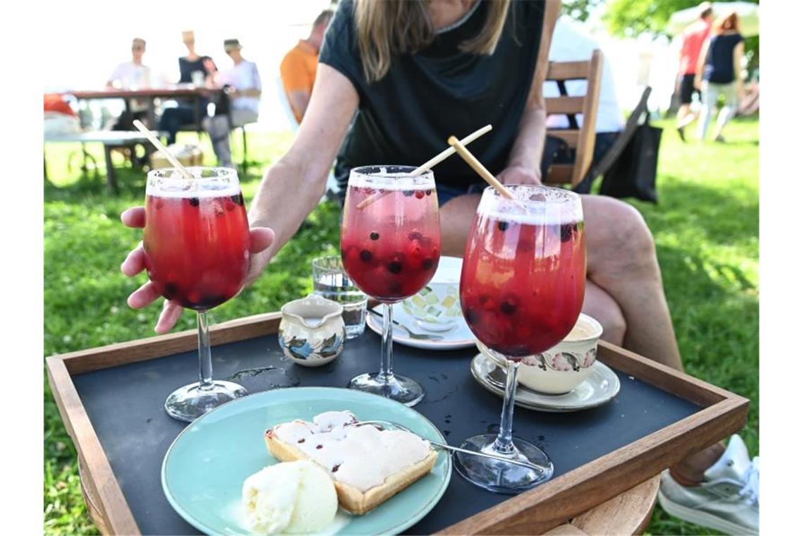 „Freizeitampel“ soll Touristenstrom im Südwesten lenken Eine Frau greift nach ihrem alkoholfreien Cocktail. Foto: Felix Kästle/dpa/Symbolbild