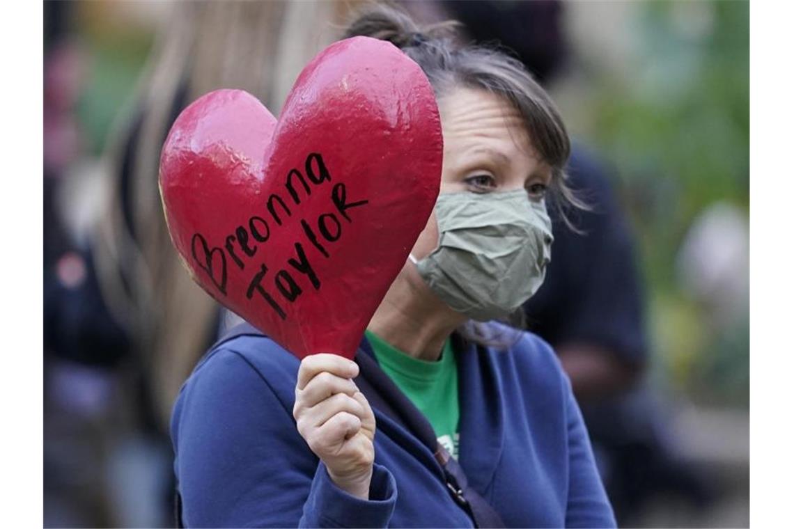 Fall Breonna Taylor - Beteiligter Polizist freigesprochen Eine Frau hält bei einem Proteste gegen Rassismus einen Luftballon in Gedenken an die Verstorbene. Foto: Darron Cummings/AP/dpa