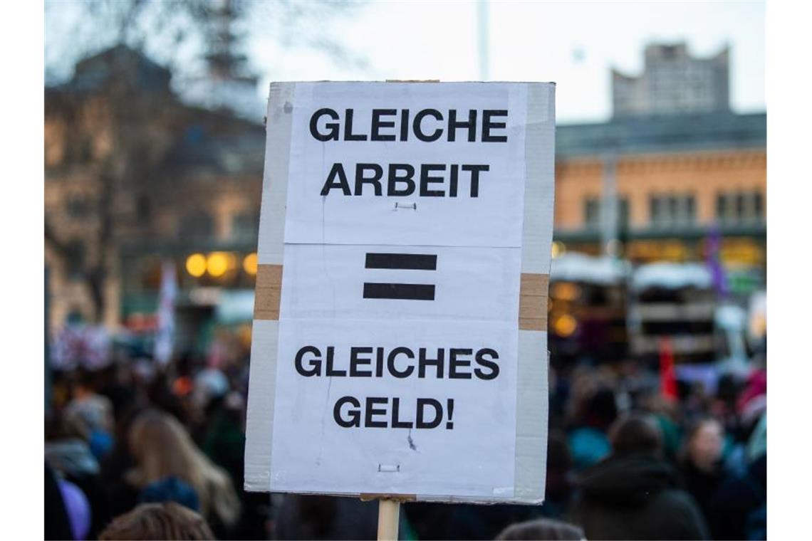 Eine Frau hält bei einer Demonstration in Hannover ein Plakat mit der Aufschrift „Gleiche Arbeit - gleiches Geld“. Foto: Christophe Gateau/dpa