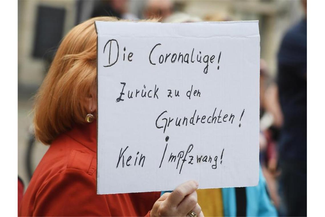 Eine Frau hält bei einer Demonstration in Stralsund ein Schild mit dem Schriftzug „Die Coronalüge! Zurück zu den Grundrechten! Kein Impfzwang!“ hoch. Foto: Stefan Sauer/dpa-Zentralbild/dpa