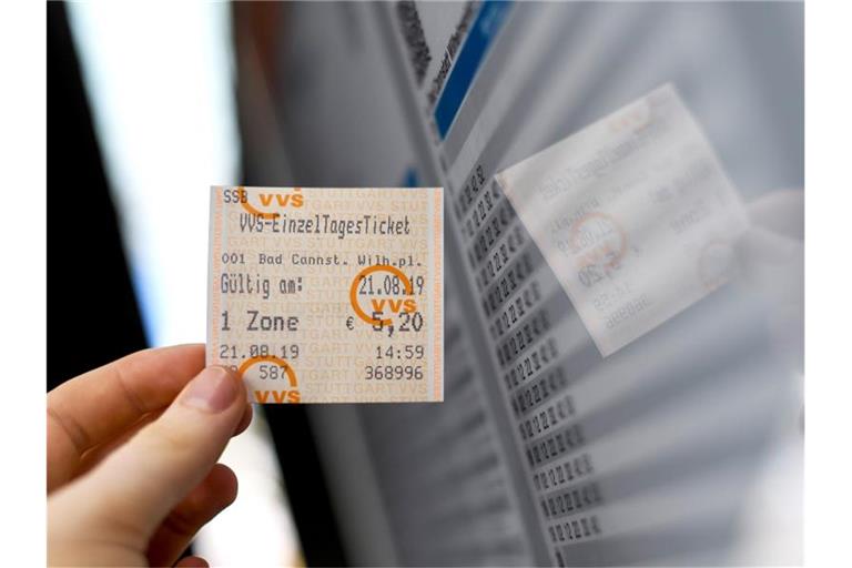 Eine Frau hält ein VVS-Einzel-Tagesticket in der Hand. Foto: Edith Geuppert