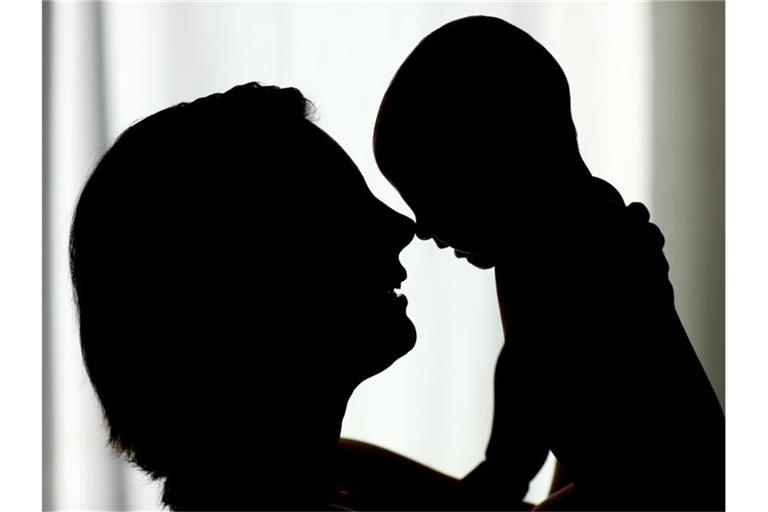 Eine Frau hält ein Kind hoch. Foto: Patrick Pleul/dpa-Zentralbild/dpa-tmn/Symbolbild