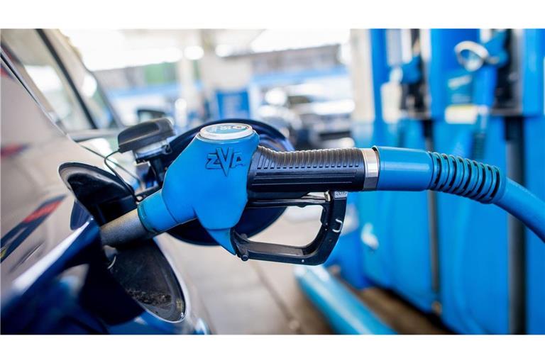 Eine Frau hat an einer Tankstelle im Ortenaukreis vergessen, die Zapfpistole vor dem Wegfahren rauszunehmen (Symbolfoto).