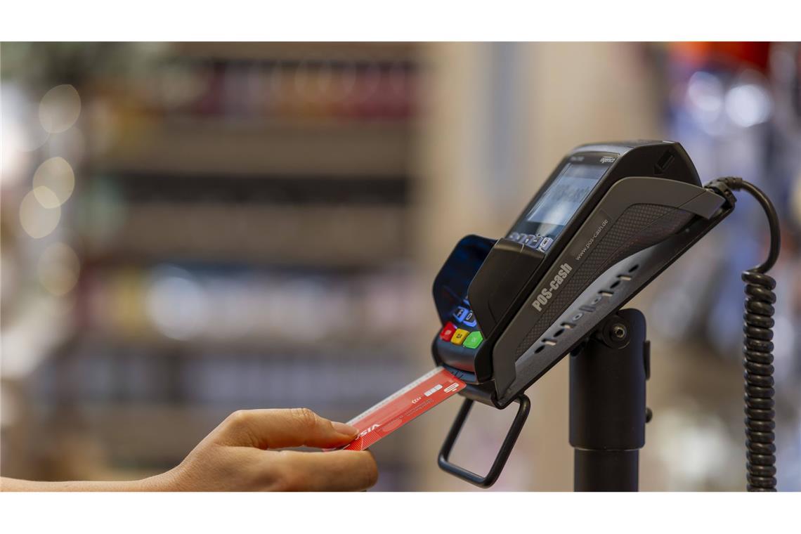 Eine Frau hat in einer Tankstelle offenbar eine 63-Jährige mit einem EC-Kartentrick betrogen (Archivbild).