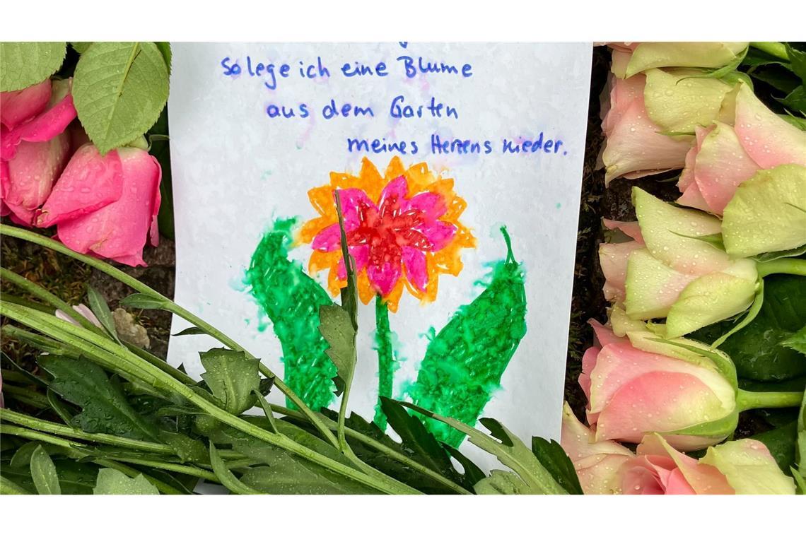 Eine Frau hat mit einem gemalten Bild eine emotionale Botschaft hinterlassen.