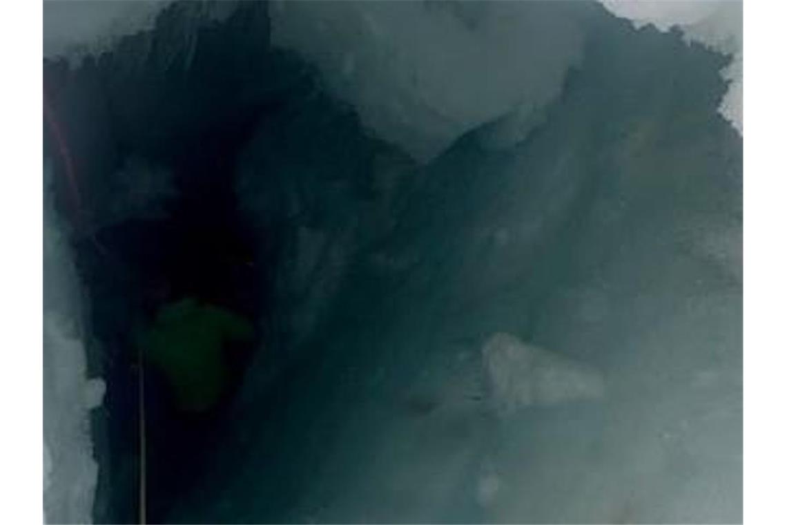 Frau überlebt zwei Nächte in Gletscherspalte Eine Frau hat zwei Tage und zwei Nächte in einer Gletscherspalte in der Nähe von Zermatt überlebt. Foto: Helmut Lerjen, Richard Lehner/Air Zermatt/dpa