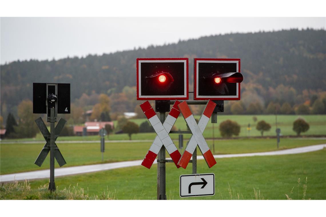 Rollstuhl auf Gleisen - So wurde ein Unfall knapp verhindert Eine Frau hatte einen Mann in einem Rollstuhl über einen unbeschrankten Bahnübergang geschoben, als sich ein Regionalzug näherte. (Symbolbild)
