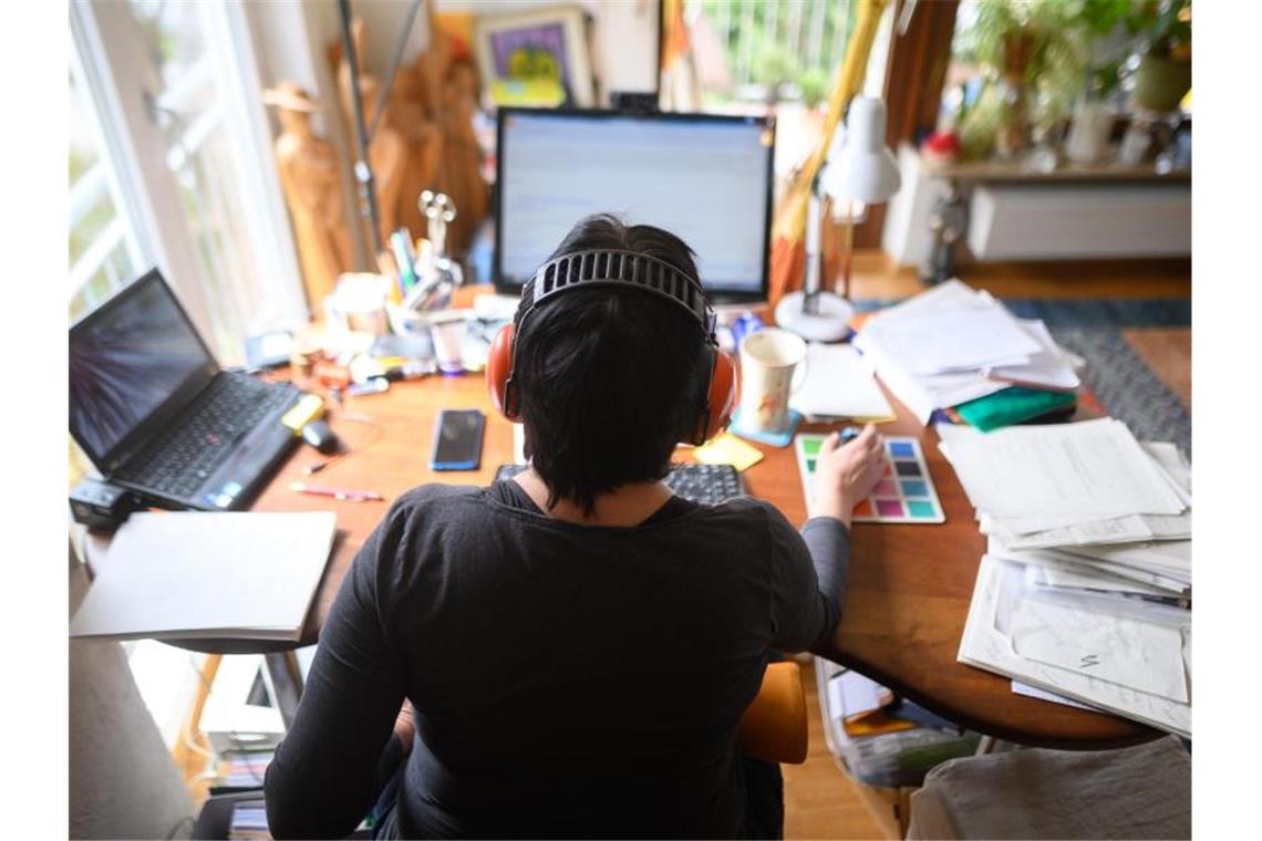 Eine Frau im Homeoffice. Deutschland verfügt im Vergleich zu anderen Ländern über gute Möglichkeiten zum mobilen Arbeiten. Foto: Sebastian Gollnow/dpa