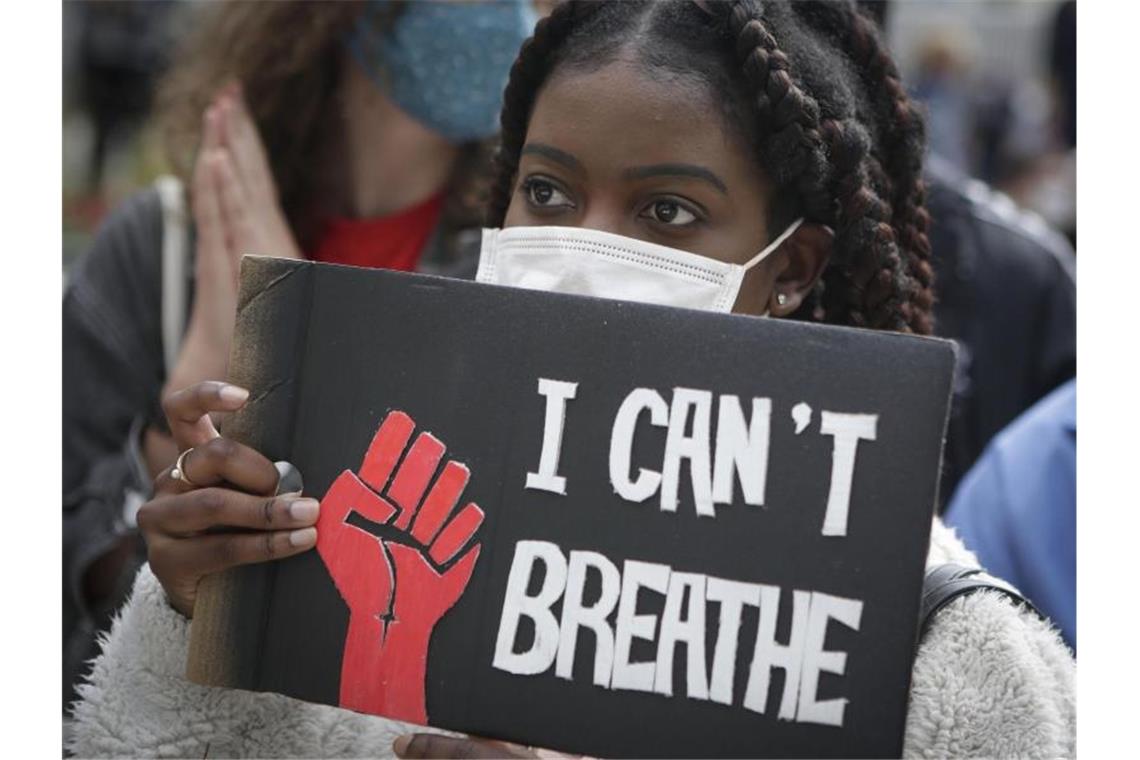 Eine Frau im kanadischen Vancouver hat das Flehen von George Floyd - „I can't breathe“ („Ich kann nicht atmen“) - auf ein Schild geschrieben. Foto: Liang Sen/Xinhua/dpa