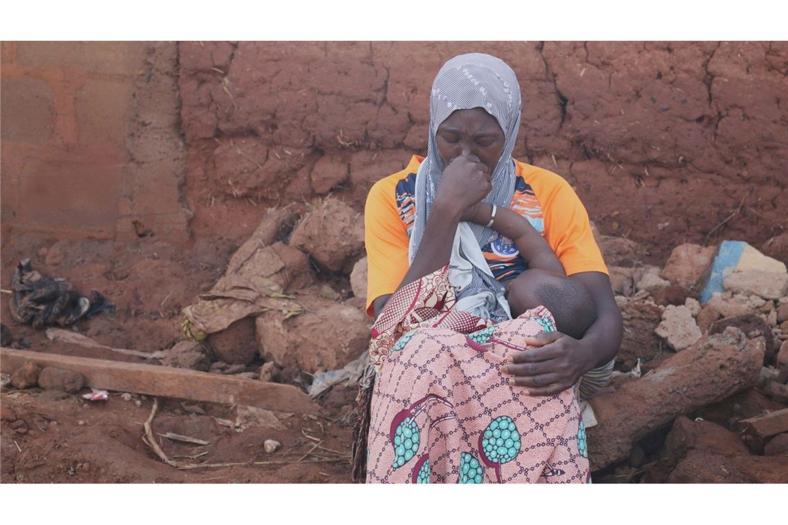 Über 100 Tote nach Unwetterfluten in Nigeria Eine Frau in der nigerianischen Stadt Mokwa, in der ein Unwetter schwere Zerstörungen angerichtet hat.