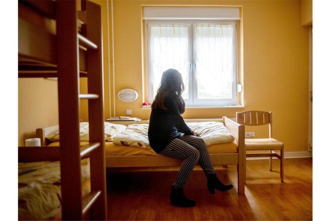 Eine Frau in einem Frauenhaus. Foto: Maja Hitij/dpa/Symbolbild