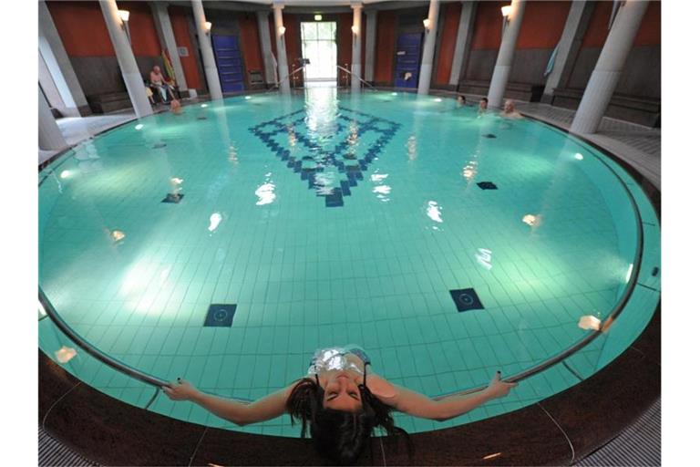 Eine Frau in einem Thermalbad in Bad Krozingen. Foto: Patrick Seeger/dpa/Archivbild