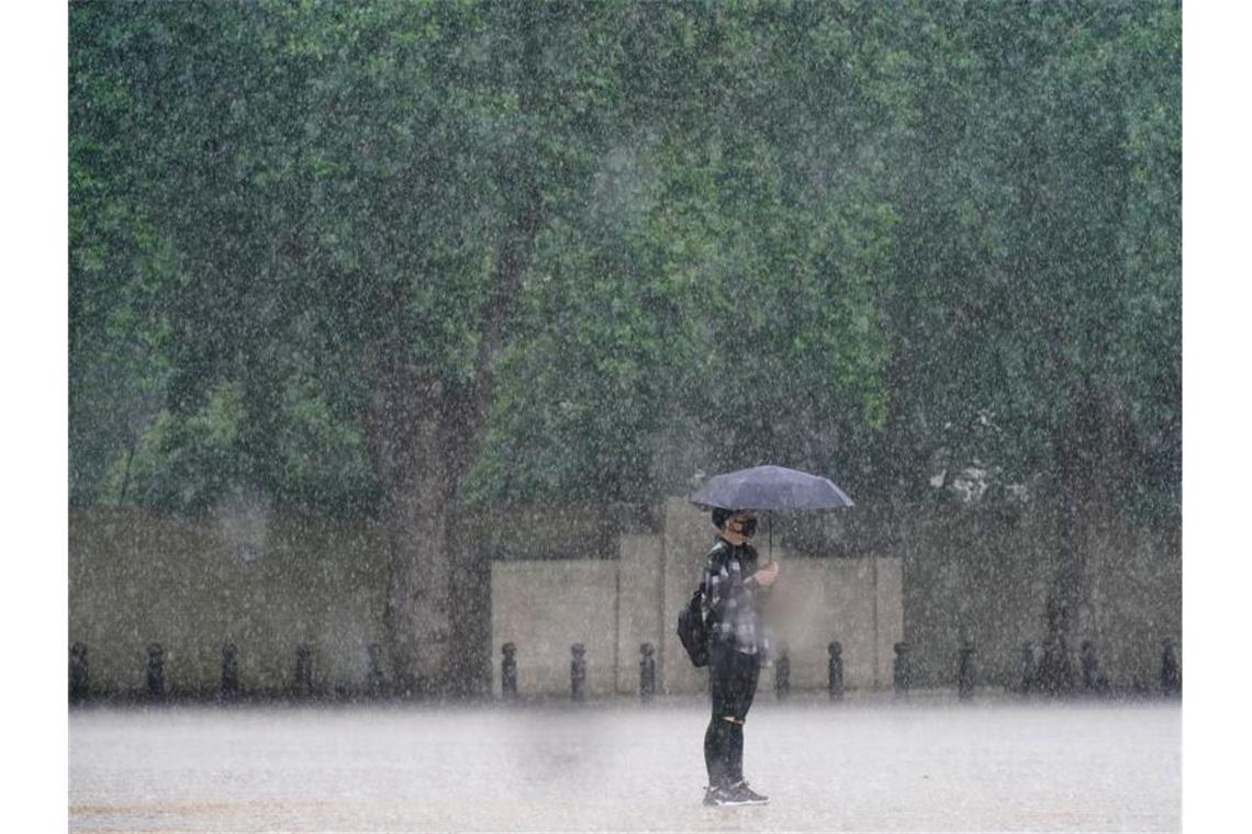 Heftiger Regen in London setzt Straßen unter Wasser