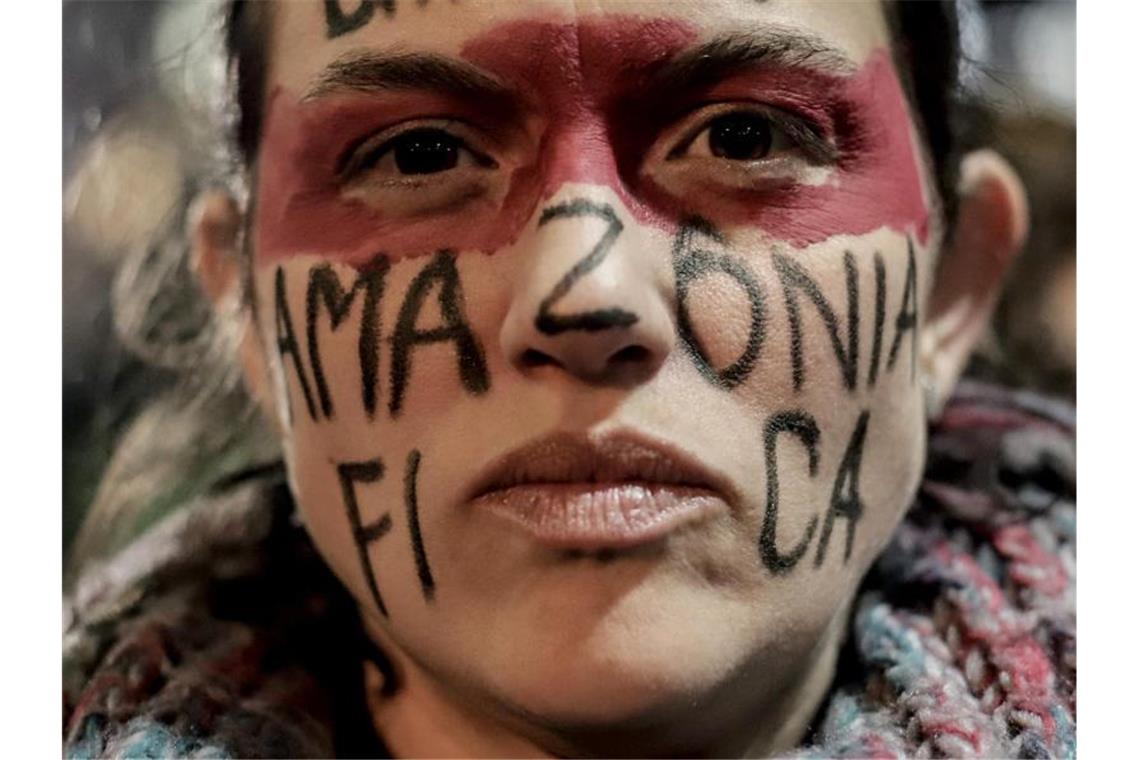 Eine Frau in São Paulo hat sich den Slogan der Demonstranten ins Gesicht gemalt. Foto: Xinhua/NOTIMEX