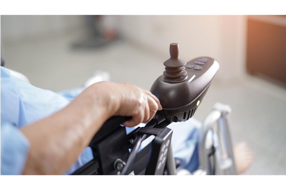 90-Jährige stirbt nach Sturz mit Rollstuhl Eine Frau ist mit einem elektrischen Rollstuhl gestürzt (Symbolbild).