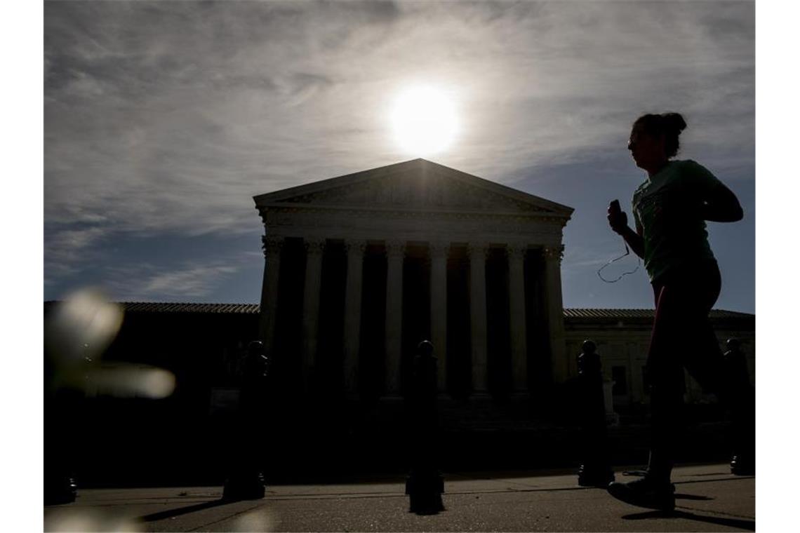 Eine Frau joggt vor dem Gerichtsgebäude des Supreme Court in Washington. Prognosen zufolge könnte sich die Corona-Krise in den USA noch zuspitzen. Foto: Andrew Harnik/AP/dpa
