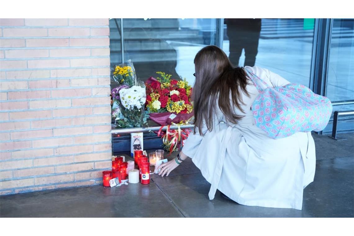 Eine Frau kniet vor einem kleinen Altar am Bahnhof Santa Justa zum Gedenken an die Opfer des Zugunglücks. Bei dem Zusammenstoß zweier Züge kamen Dutzende Menschen ums Leben, zahlreiche wurden verletzt. (zu dpa: «Opferzahl nach Zugunglück weiter ungewiss – Druck wächst»)