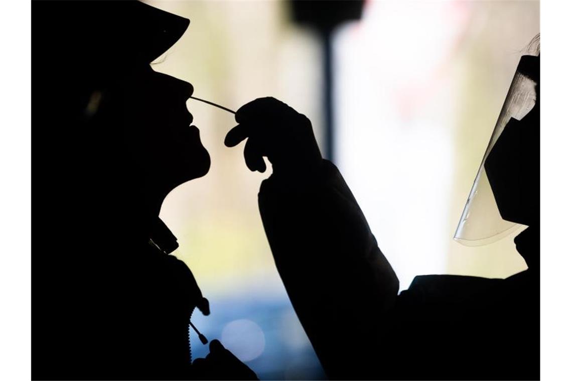 Eine Frau (l) wird in Hannover auf das Coronavirus getestet. Bei der Sieben-Tage-Inzidenz in Deutschland gibt es derzeit wenig Dynamik. Foto: Julian Stratenschulte/dpa