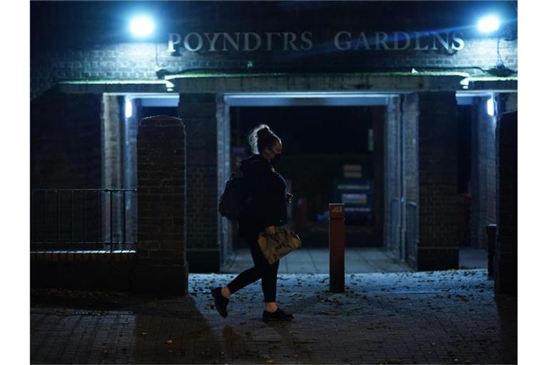 Eine Frau läuft nach Einbruch der Dunkelheit allein durch Südlondon. Die jüngsten Verhaltensempfehlungen der Londoner Polizei für Frauen als Reaktion auf den Mord an Sarah Everard stoßen auf scharfe Kritik. Foto: Yui Mok/PA Wire/dpa