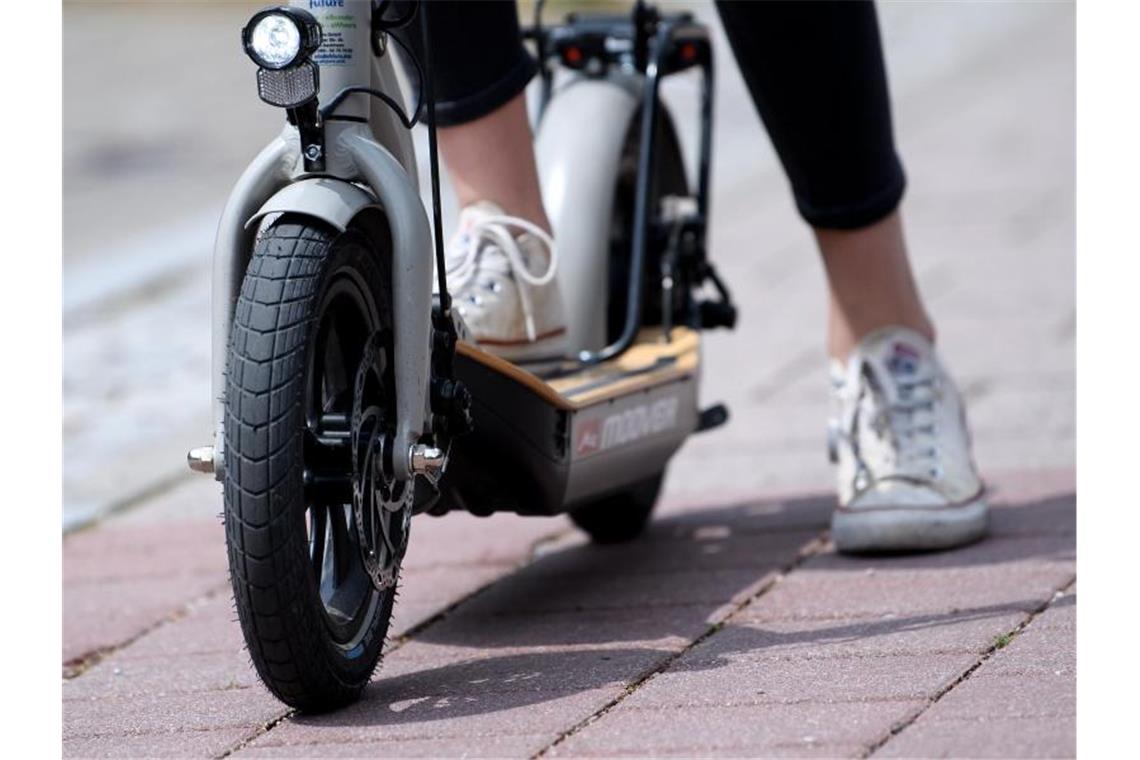 E-Tretroller-Fahrerin stürzt und wird von Auto überrollt Eine Frau macht auf einem E-Scooter „Metz Moover“ vor dem Geschäft von efuture eine Probefahrt. Foto: Sven Hoppe/Illustration