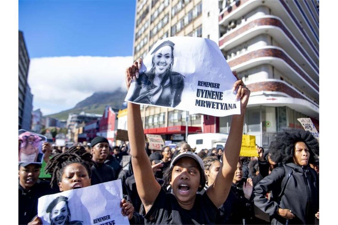 Eine Frau mit dem Bild der kürzlich vergewaltigten und getöteten 19-jährigen Studentin der Universität Kapstadt, Uyinene Mrwetyana. Foto: AP