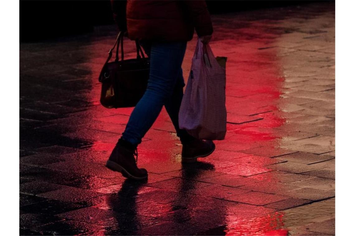 Eine Frau mit einer Einkaufstüte. Foto: Daniel Bockwoldt/dpa/Archivbild