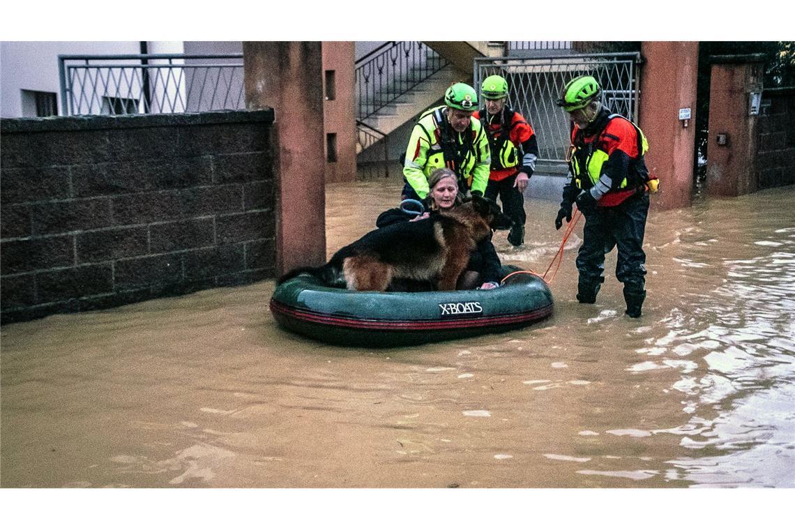 Eine Frau musste mit ihrem Hund im Schlauchboot gerettet werden.