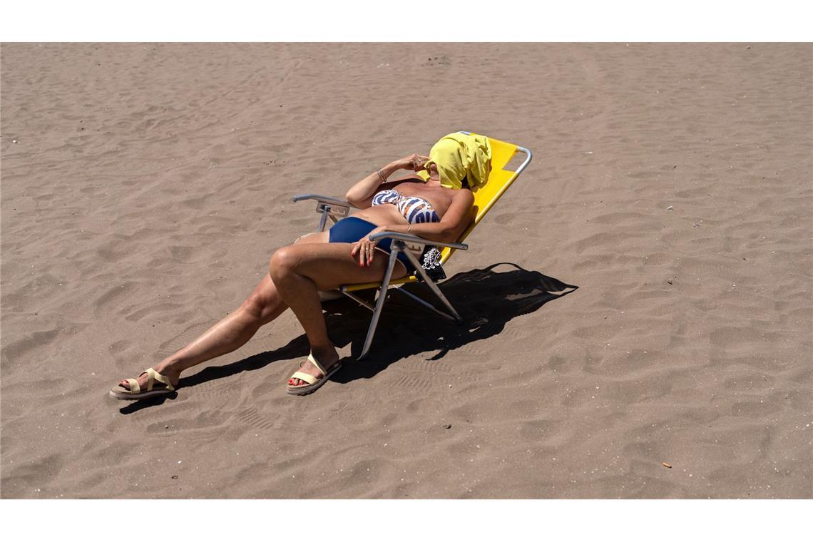 Bilder des Tages Eine Frau nimmt ein Sonnenbad am Strand Las Toscas in Mar del Plata in Argentinien.