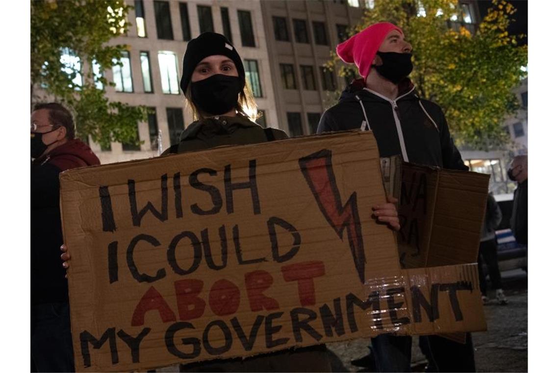 Eine Frau protestiert gegen die Verschärfung des Abtreibungsverbots in Polen. Foto: Paul Zinken/dpa-Zentralbild/dpa