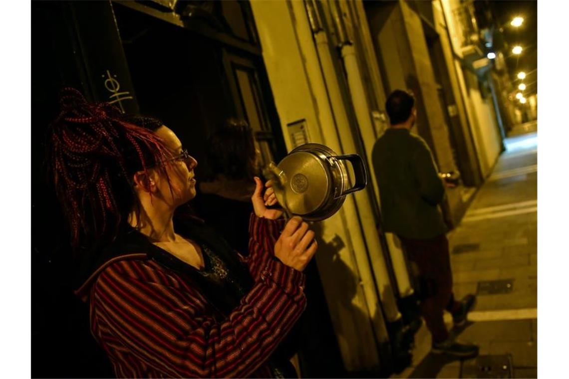 Eine Frau protestiert gegen Spaniens König Felipe VI. Foto: Alvaro Barrientos/AP/dpa