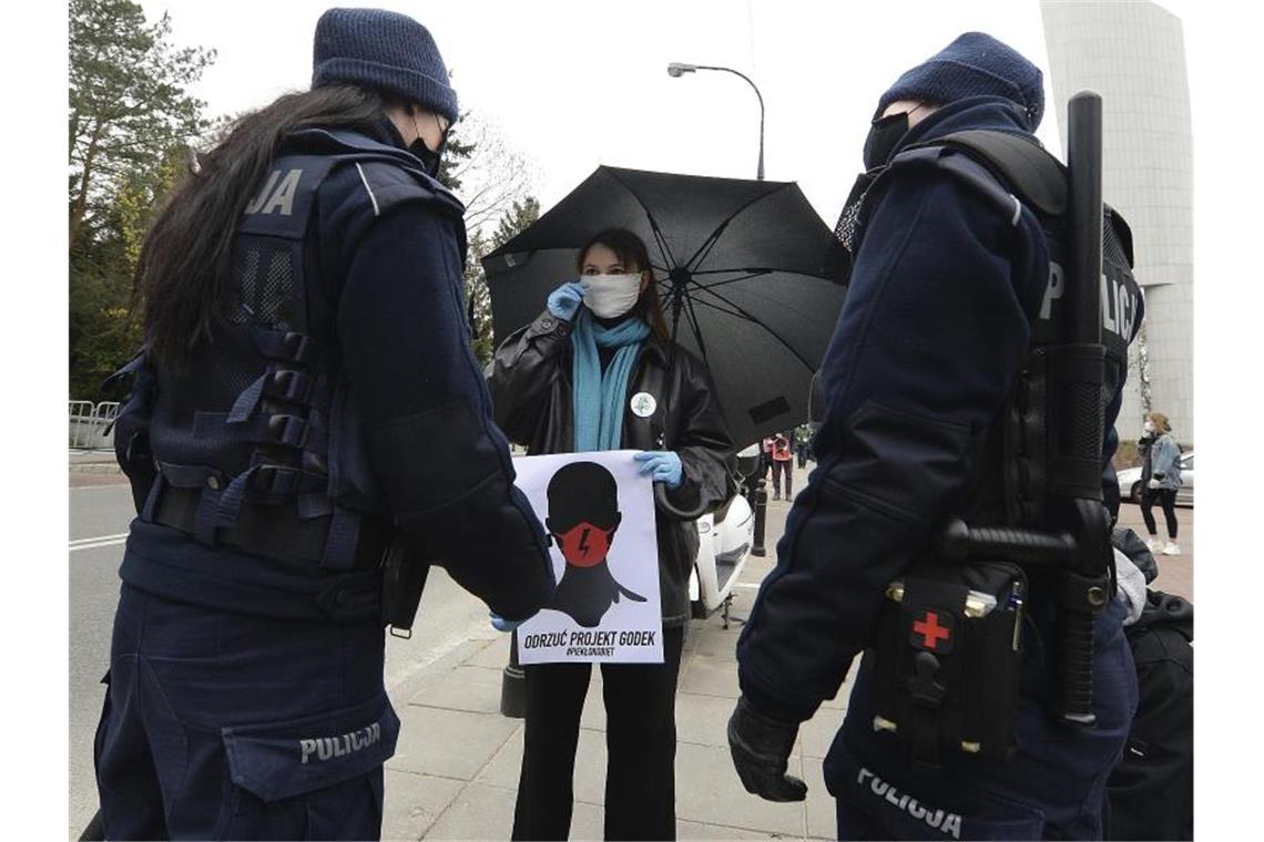 Polen: Härteres Abtreibungsrecht und keine „Sex-Propaganda“ Eine Frau protestiert in der Nähe des Parlaments in Warschau gegen die geplante Verschärfung des Abtreibungsgesetzes. Foto: Czarek Sokolowski/AP/dpa