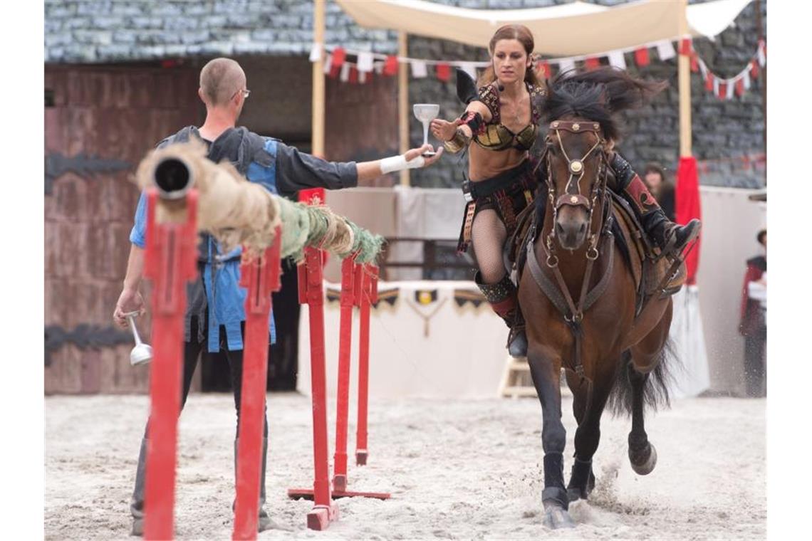 Tausende Besucher kommen zu den Ritterspielen in Horb Eine Frau reitet während eines Ritterturniers in Horb am Neckar auf einem Pferd. Foto: Sebastian Kahnert/Archivbild