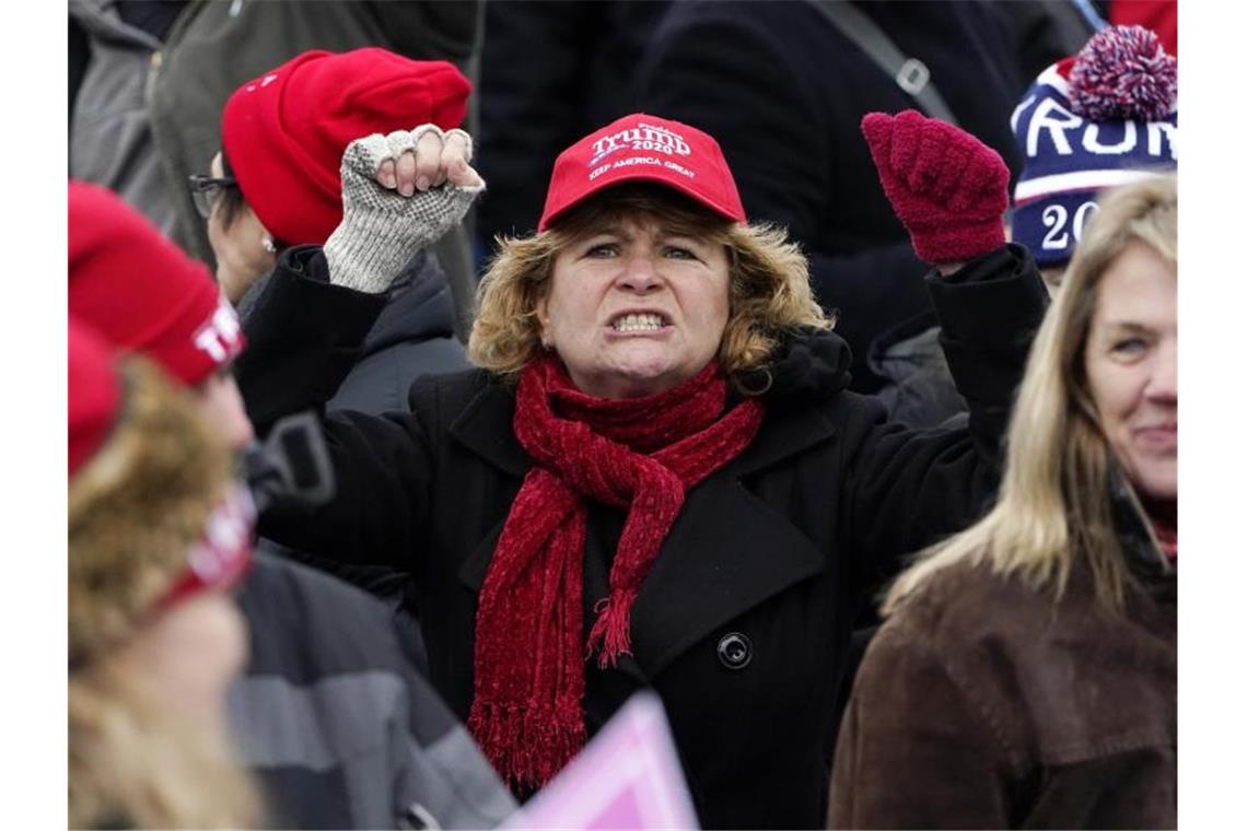 Eine Frau ruft "CNN sucks" zu Journalisten während einer „Save America Rally“ Kundgebung zur Unterstützung des US-Präsidnten Trump. Foto: Jacquelyn Martin/AP/dpa