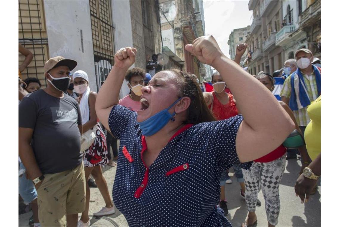 Eine Frau schreit Pro-Regierungs-Parolen, in Havanna, Kuba. Erstmals seit Jahren gehen Demonstranten wieder in großer Zahl gegen die sozialistische Regierung auf die Straßen. Foto: Ismael Francisco/AP/dpa