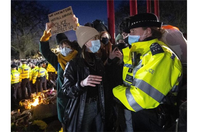 Eine Frau spricht während der Mahnwache für die getötete Sarah Everard in London mit einer Polizistin. Foto: Victoria Jones/PA Wire/dpa