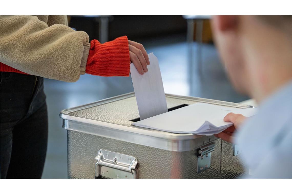 Eine Frau steckt ihren Stimmzettel für die Bundestagswahl in einem Wahllokal in eine Wahlurne. (zu dpa: «Umfrage: SPD in MV überholt AfD - CDU rutscht weiter ab»)