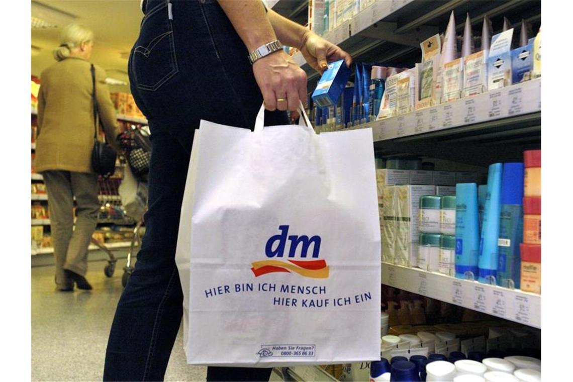 Eine Frau steht in einer Filiale der Drogeriemarktkette dm vor einem Regal. Foto: Norbert Försterling/dpa