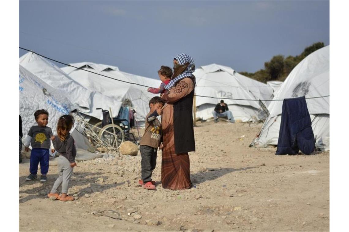Lesbos: Asylsuchende müssen in Übergangslagern überwintern