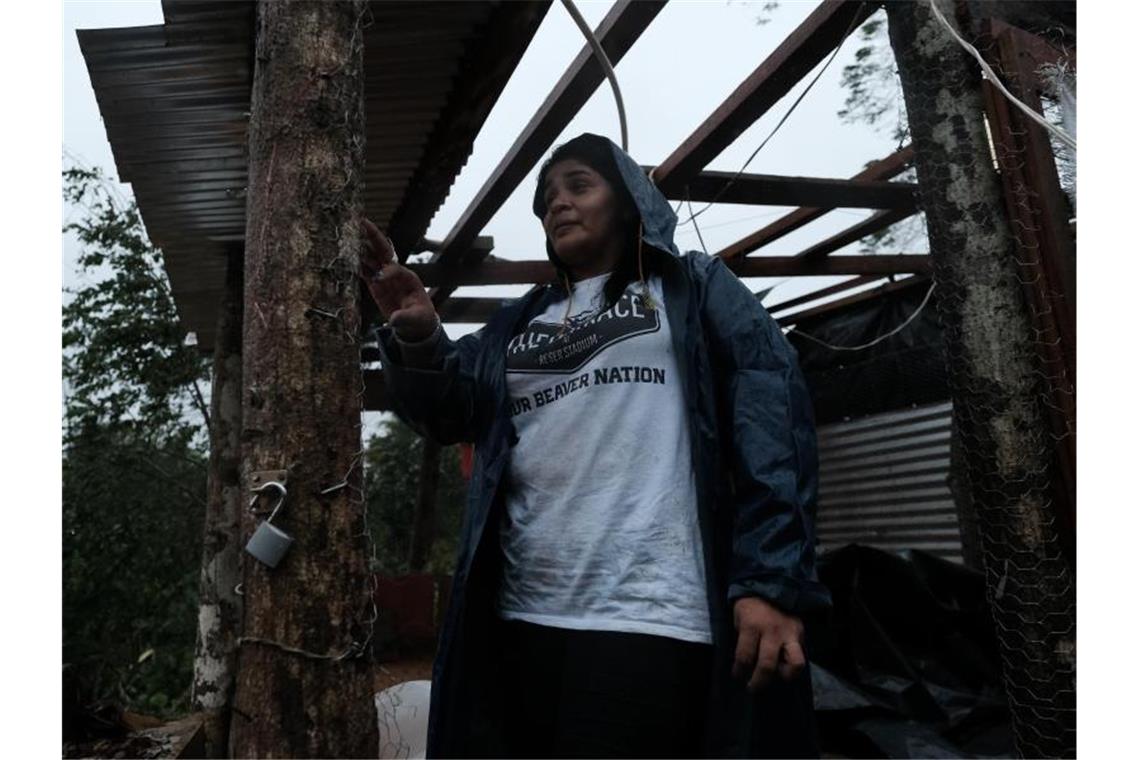 Eine Frau steht vor ihrem Haus, das vom Hurrikan „Iota“ in Siuna zerstört wurde. Foto: Carlos Herrera/dpa