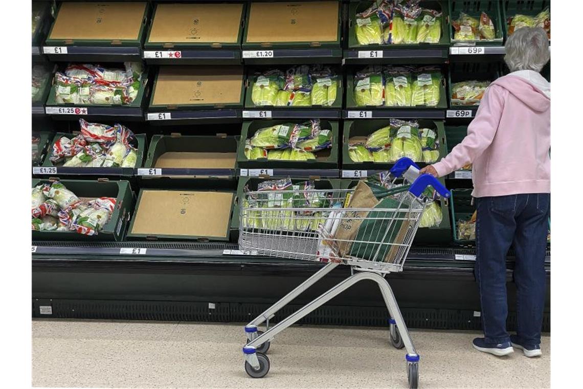 Eine Frau steht vor teilweise leeren Regalen in einem Supermarkt in London. Foto: Frank Augstein/AP/dpa