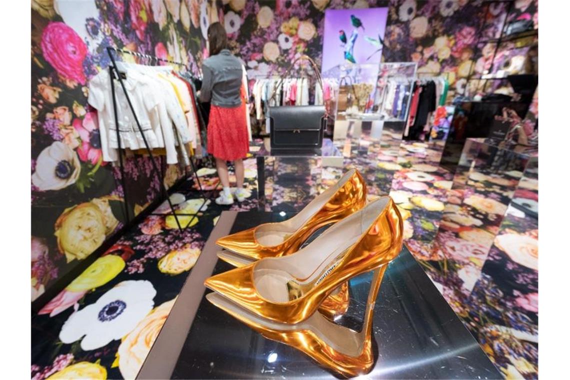 Eine Frau stöbert in einem Secondhand-Store im Kaufhaus Breuninger durch die Gebrauchttextilien. Foto: Bernd Weißbrod/dpa