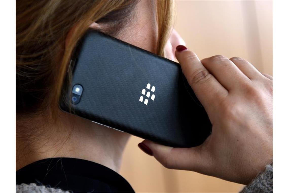 Deutsche beurteilen Strahlungsrisiken falsch Eine Frau telefoniert mit einem Smartphone. Foto: Caroline Seidel/dpa