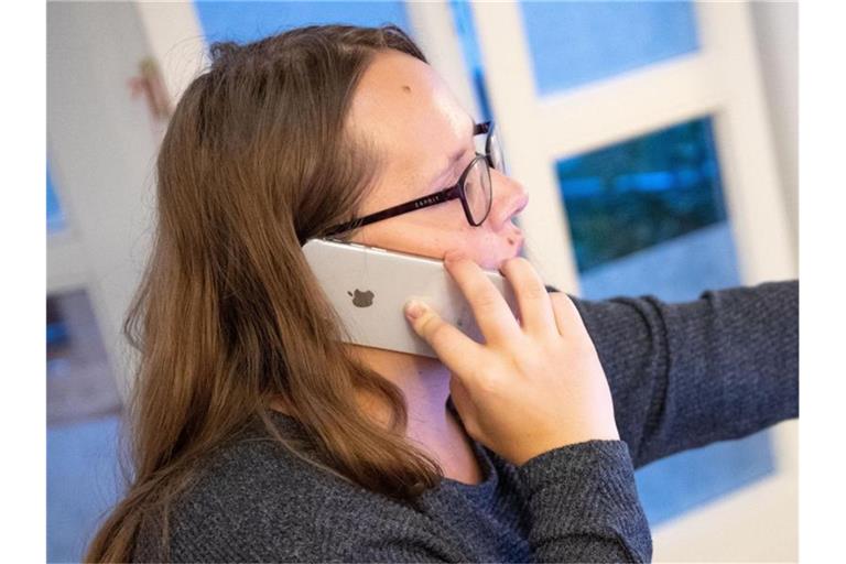 Eine Frau telefoniert mit ihrem Smartphone. Foto: Lino Mirgeler/dpa