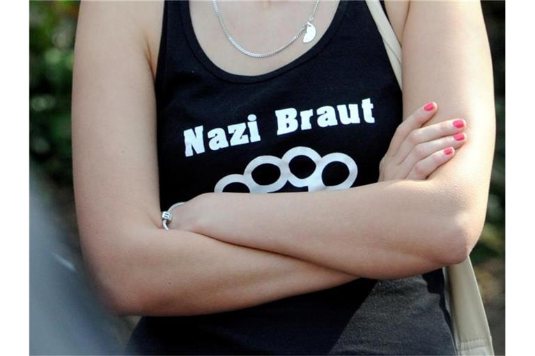 Eine Frau trägt ein T-Shirt mit der Aufschrift "Nazi Braut". Foto: Carsten Rehder/dpa/Archivbild